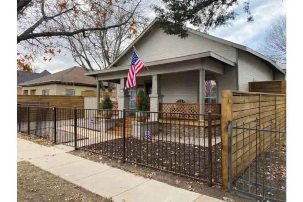 Stockyards!-1 Block Away ! Cowboy Cottage Sleeps 9 Fort Worth Exterior foto