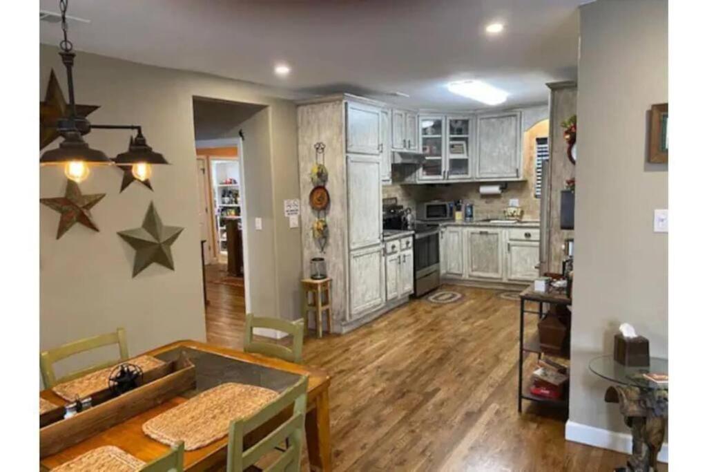 Stockyards!-1 Block Away ! Cowboy Cottage Sleeps 9 Fort Worth Exterior foto