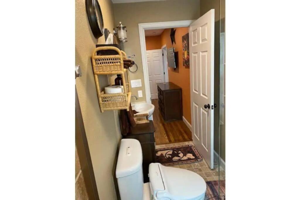 Stockyards!-1 Block Away ! Cowboy Cottage Sleeps 9 Fort Worth Exterior foto